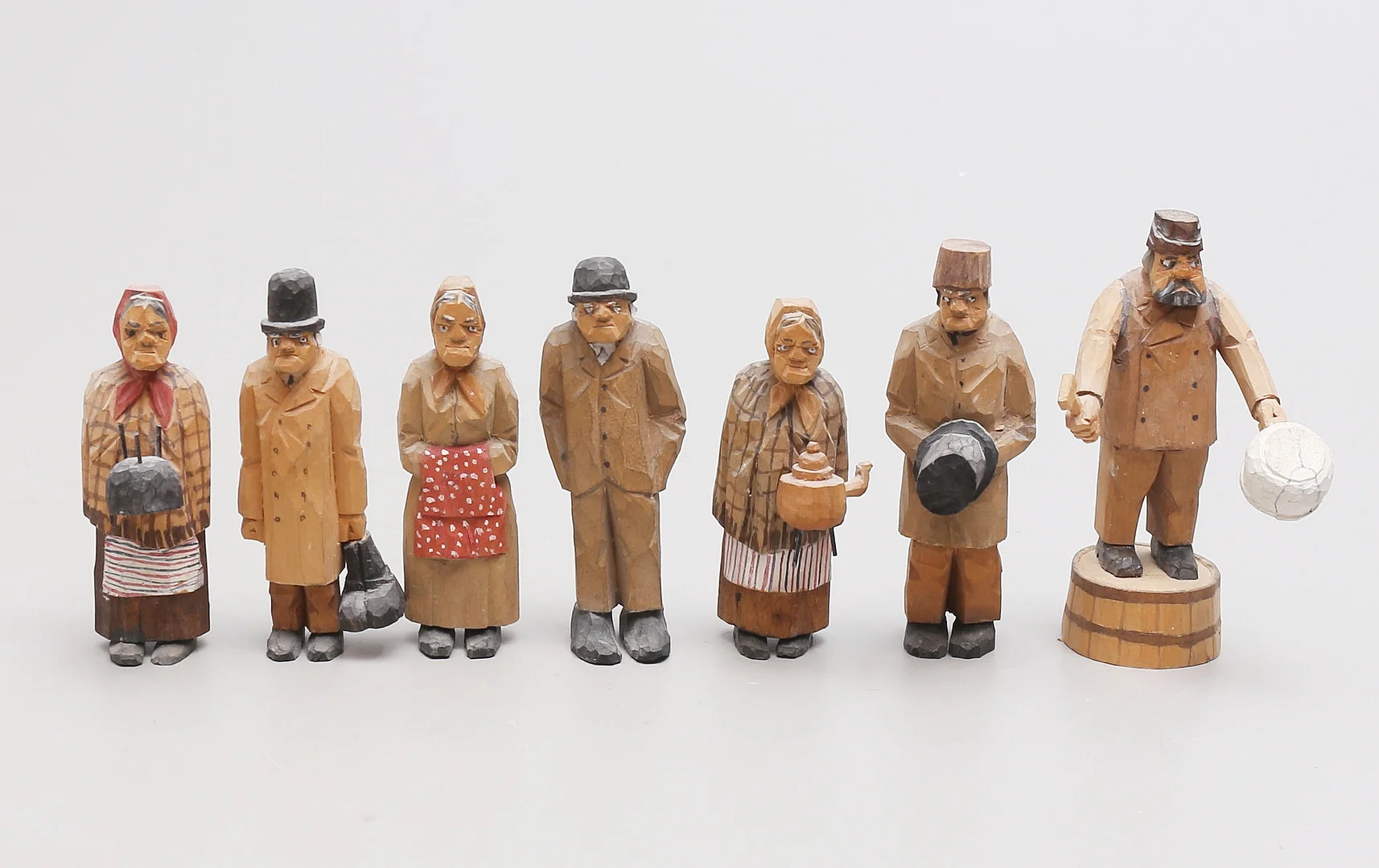 AXEL ERICSON. "Auktion på landet". Skulpturgrupp, 7 delar, snidat och bemålat trä, signerad och daterad Västervik 1962. — Sculptures & Bronzes — Auktionshuset Thelin & Johansson