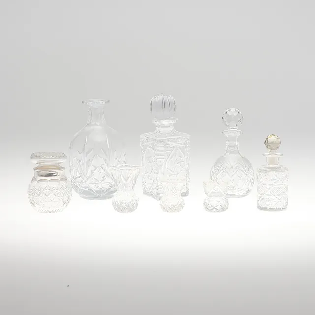A SMALL QUANTITY OF CUT GLASS.