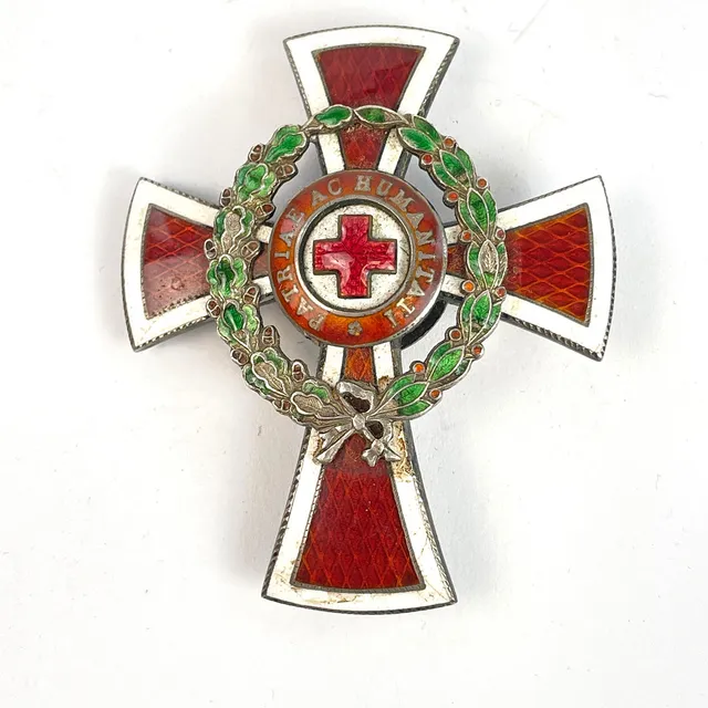 HEDERSTECKEN, Röda Korset, 1864-1914, Patriae ac humanitati, silver och emalj, Österrike, i original etui.
