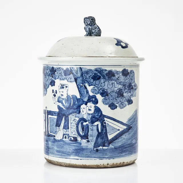 FÖRVARINGSKÄRL MED LOCK, Kina, 1800/1900-tal, dekor i underglasyrblått, på locket lejon/ fohund.