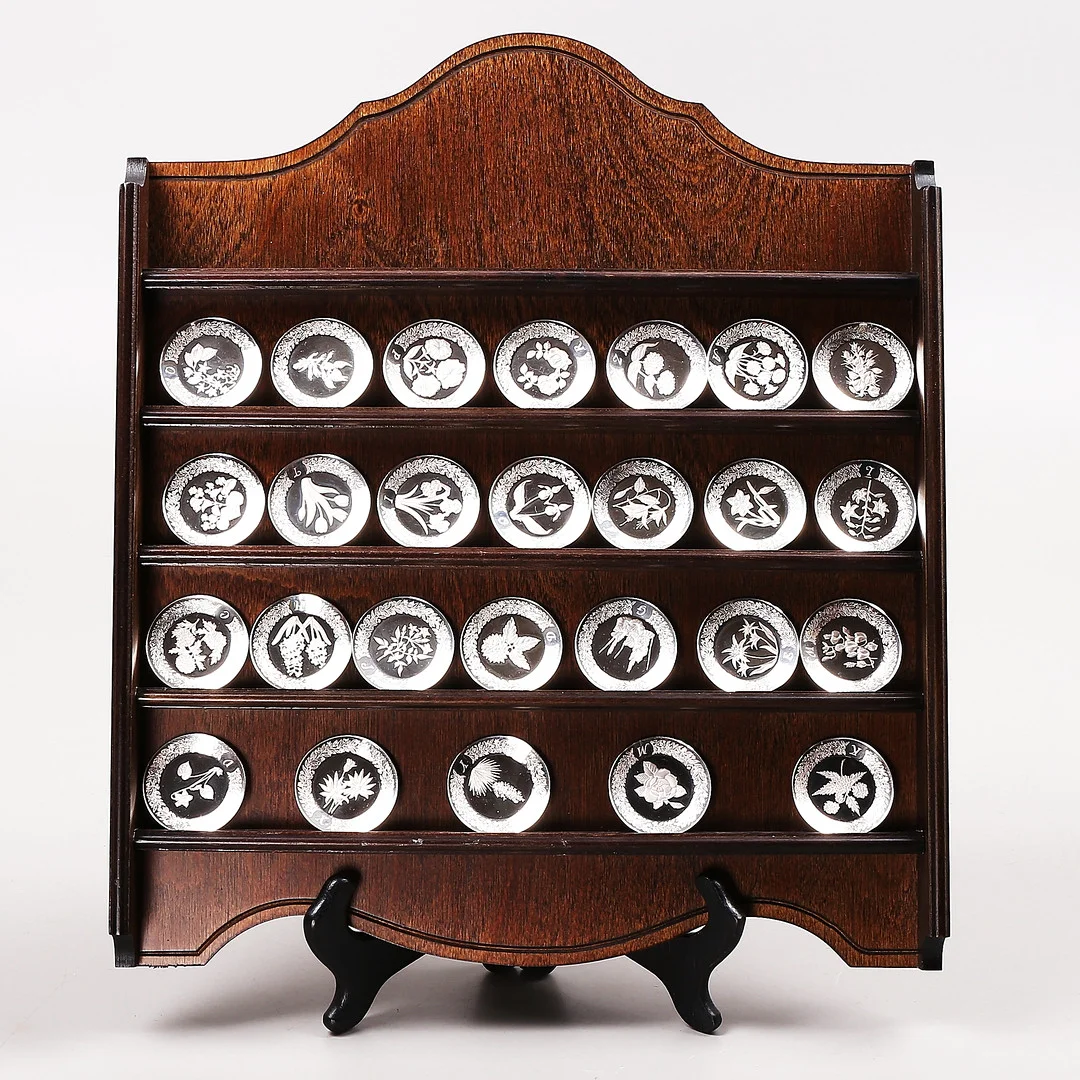 FRANKLIN MINT. Miniatyrtallrikar, sterlingsilver, 26 st, vikt 294 gram. — Silver — Växjö Auktionskammare