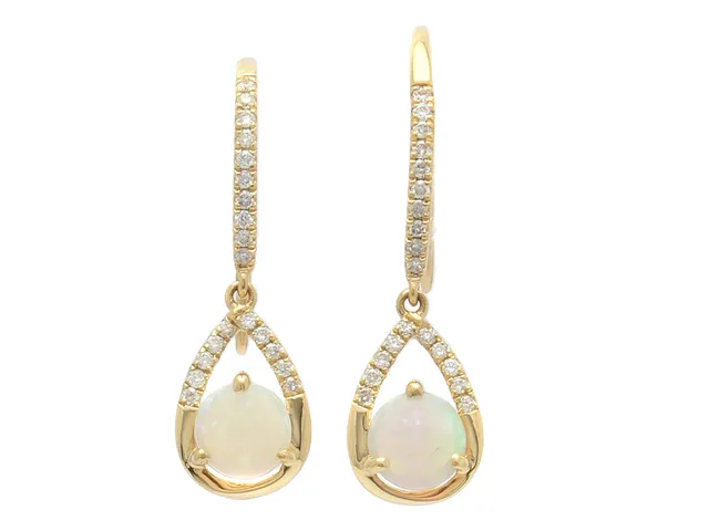 ÖRHÄNGEN, 18K guld, 2 opaler 0,47 ctv, 40 briljantslipade diamanter 0,15 ctv, ca W(H)/P, krokar, vikt 2 g, 3 briljantslipade diamanter med nagg.