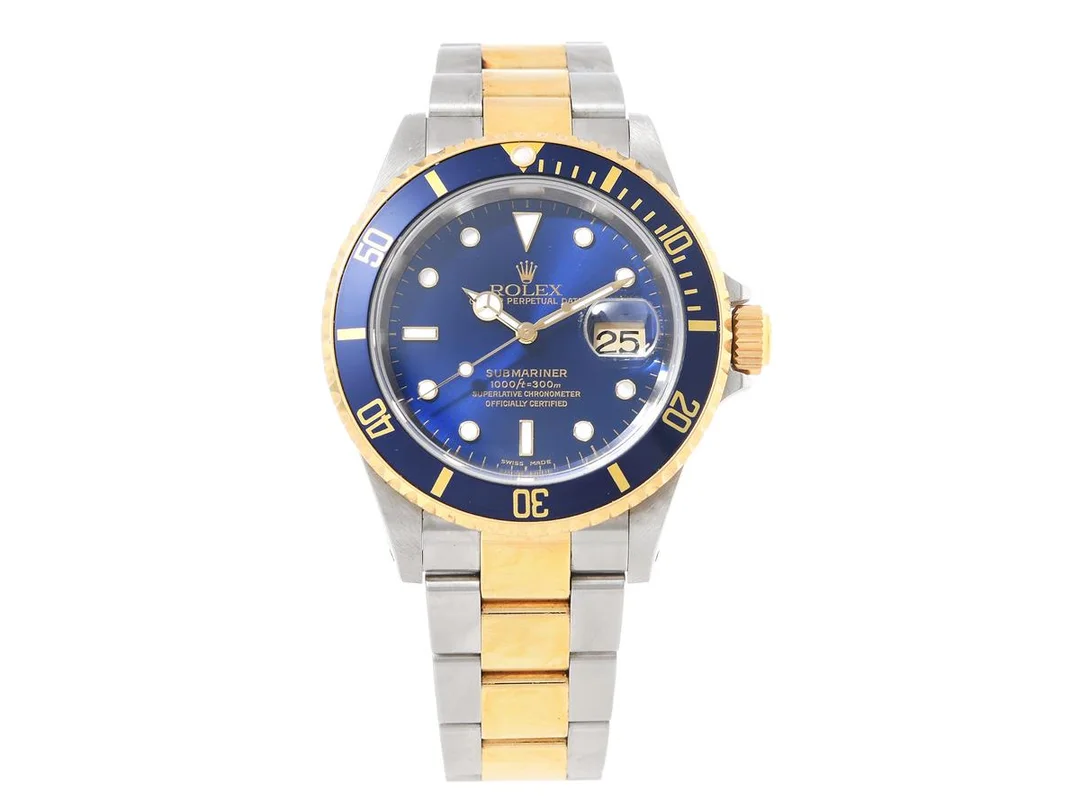 ROLEX, Oyster Perpetual Date, Submariner (1000ft=300m, Swiss Made), Chronometer, s.k. "Fat/Flat Four", Ref nr. 16613, Serie nr. Y430703, Cal 3135, Verk nr. 3 9825637, Boett nr. 2160, herrur, 40 mm, stål/guld, automatisk, safirglas, datum, Fliplocklänk, viklås, Ref nr. 93253-AD3, cert, maj 2003, box, ytterkartong. — Klockor/Rolex — Kaplans