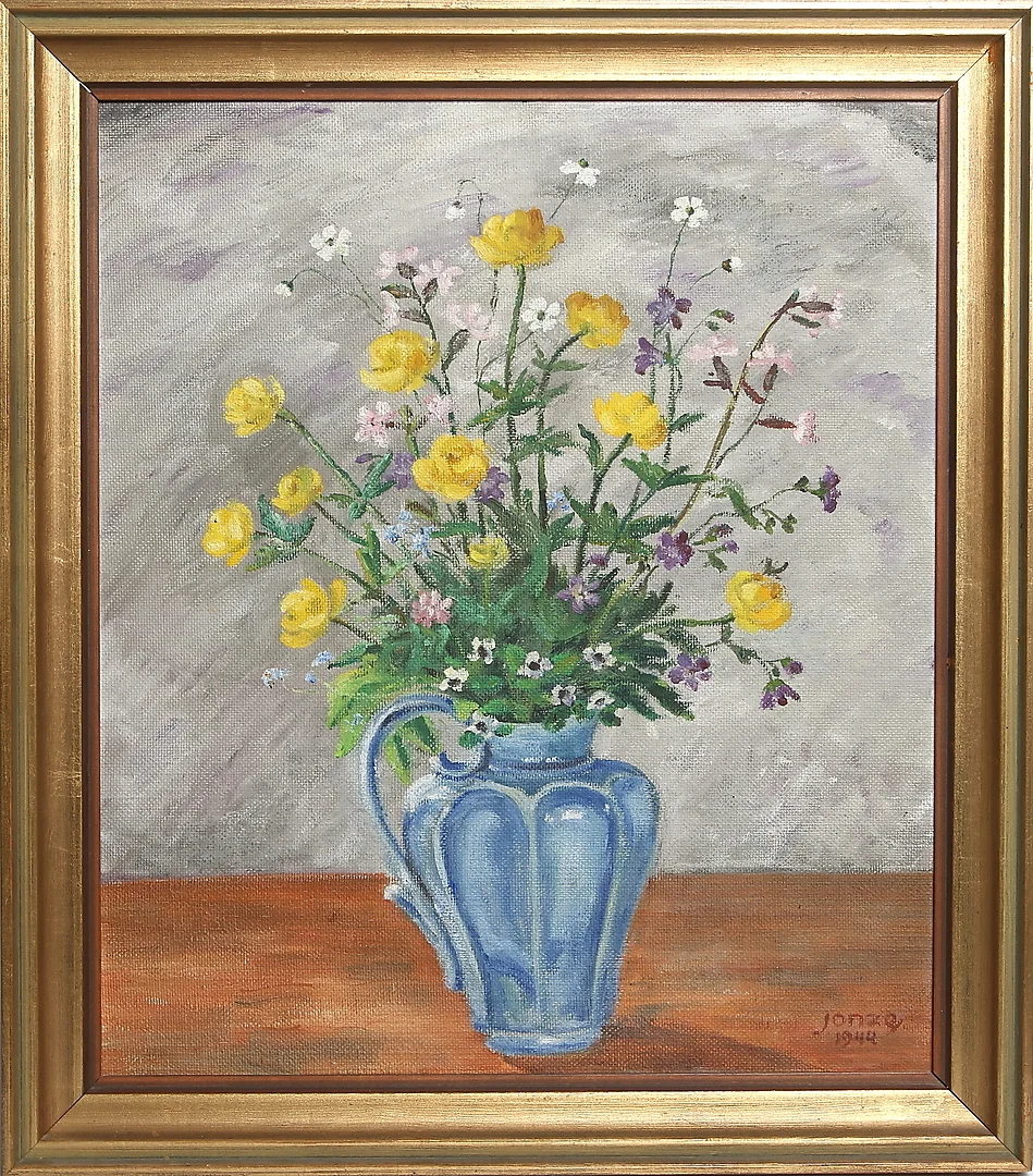 PAUL JONZE. "Midsommarblommor i blå vas", olja på pannå, signerad och daterad 1944. — Paintings — Stadsauktion Sundsvall