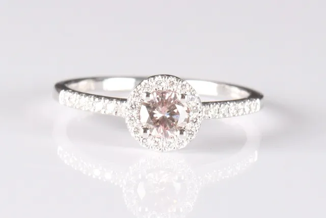 Diamantring m/ naturlig pink brillant, 14 kt hvidguld, 0.47 ct.