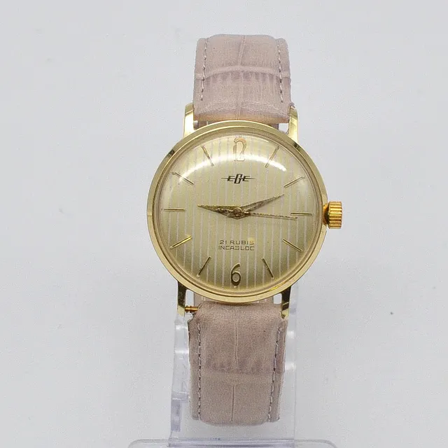 EGE ARMBANDUHR, 21 RUBIS INCABLOC, VERGOLDETES GEHÄUSE, LINIERTES ZIFFERBLATT, HANDAUFZUG, UM 1960ER JAHRE.