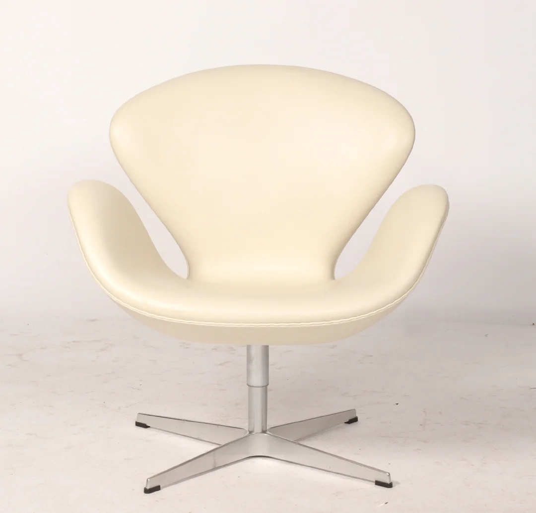 Arne Jacobsen. 'Swan' in white leather, model 3320, Brown label 2013 — Furniture/Lounge chairs — Lauritz