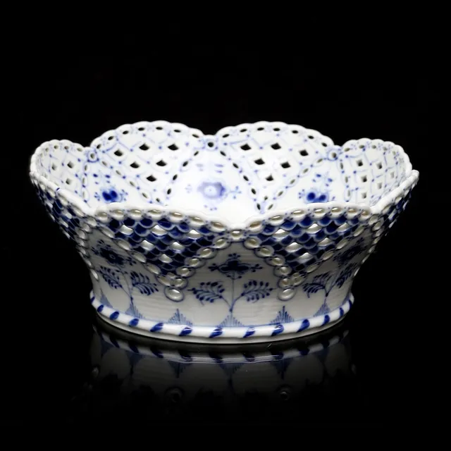 ROYAL COPENHAGEN. Gallerskål, Musselmalet helblond, modell 1061.