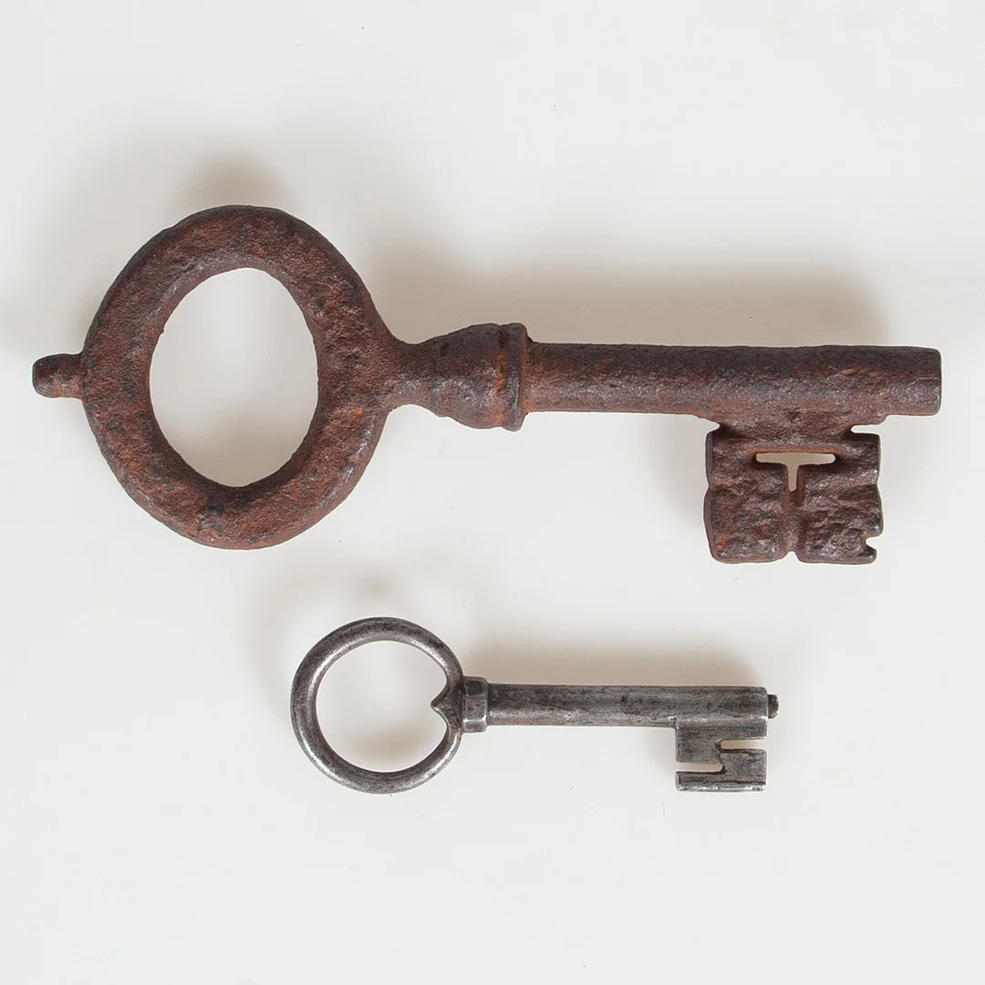 NYCKEL. 2 st, stora, 16/1700-tal kanske äldre och 1800-tal. — Other metals — Laholms Auktionskammare