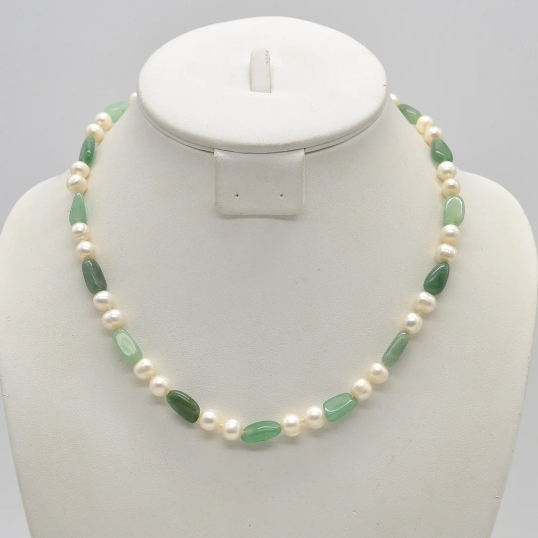 J. KÖHLE. PERLENCOLLIER, JADE, ZUCHTPERLEN IN WEISS (LEICHT ENTRUNDET), EINZELN GEKNÜPFT, VERSCHLUSS AUS STERLINGSILBER, DEUTSCHLAND, 20. JAHRHUNDERT. — Necklace — Kunst- und Auktionshaus Kleinhenz
