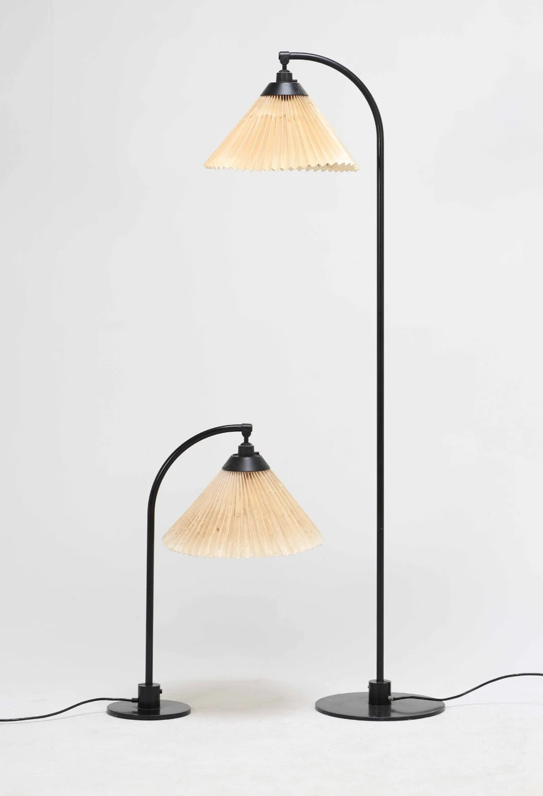 Le Klint: Floor lamp model 368 and table lamp model 366 (2) — Lamps and lighting/Floor lights — Lauritz