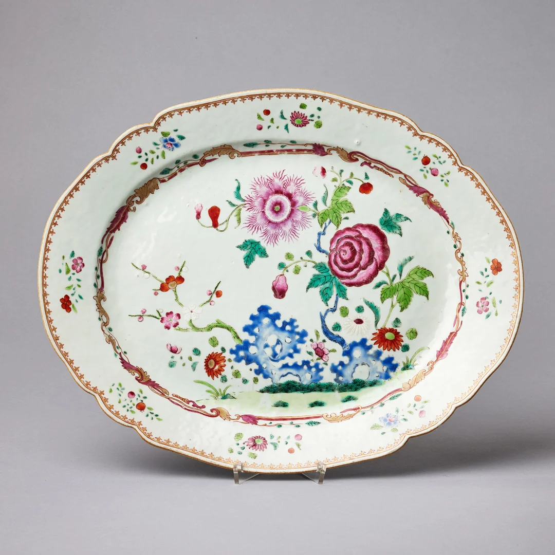A FAMILLE ROSE CONTOURED OVAL DISH. — Asiatica — Stockholms Auktionsverk Fine Art