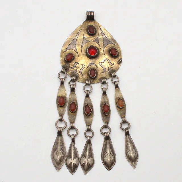 JEMENITISCHER GLIEDERANHÄNGER, NEUSILBER UND FARBSTEIN CABOCHONE, GRAVURDEKOR, UM 1900.