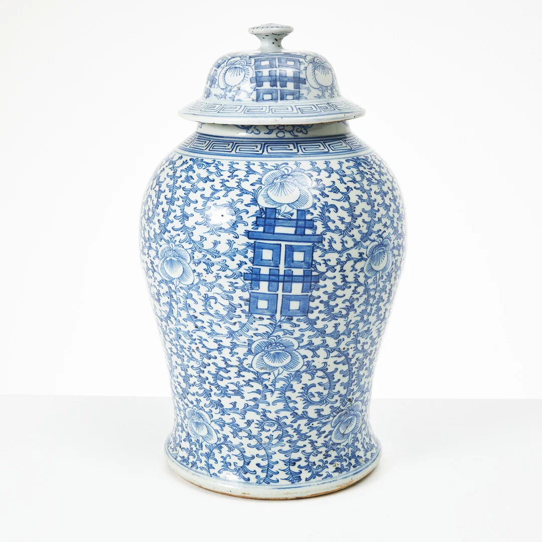 LOCKURNA, porslin, Kina, 1800-tal, dekor av blomster och shou-märken i blåvit underglasyr. — Ceramics & Porcelain — Stockholms Auktionsverk Magasin 5