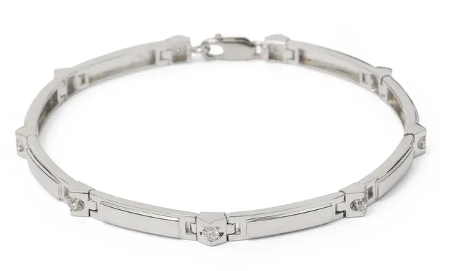 A diamond bracelet set with numerous brilliant-cut diamonds weighing a total of pp. 0.25 ct, mounted in 18k white gold. Weight app. 9.5 g. W. 3 mm. L. app. 16.5 cm.
