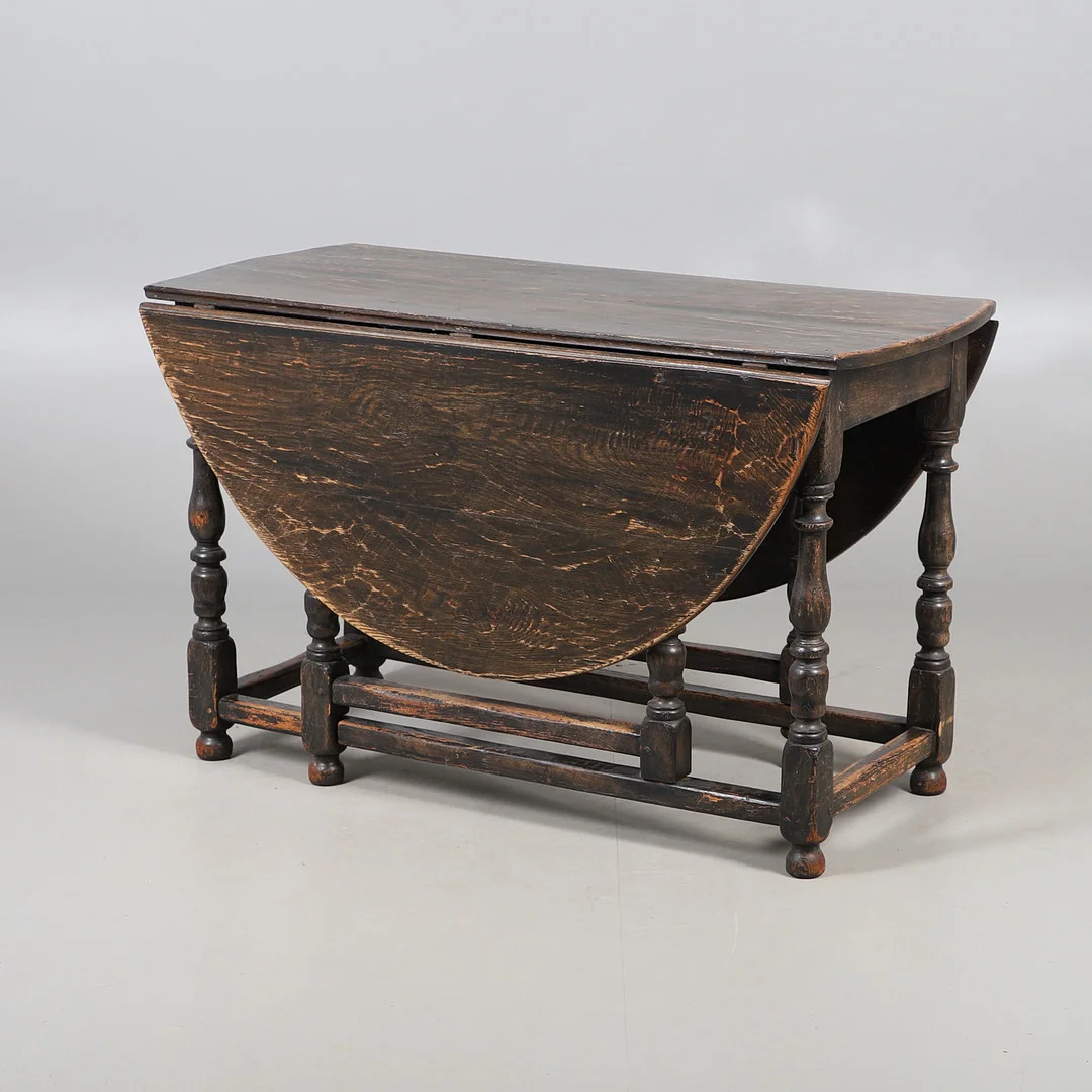 A 17TH CENTURY STYLE OAK GATELEG TABLE, EARLY 20TH CENTURY. — Tables — Lawrences Auctioneers