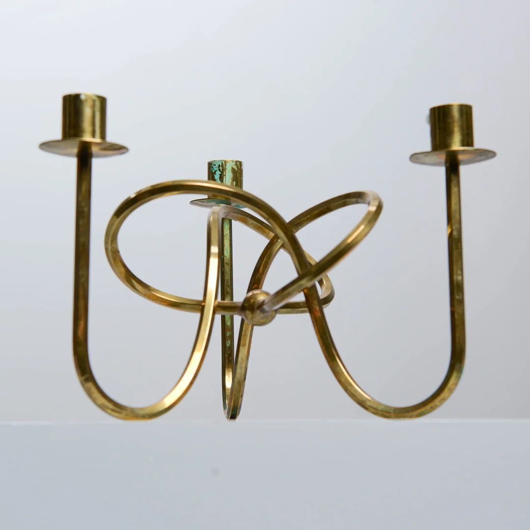 JOSEF FRANK. Ljusstake, mässing, "Vänskapsknuten", Firma Svenskt Tenn. — Candlesticks — Formstad Auktioner