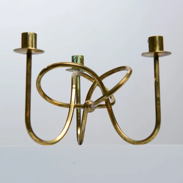 JOSEF FRANK. Ljusstake, mässing, "Vänskapsknuten", Firma Svenskt Tenn.