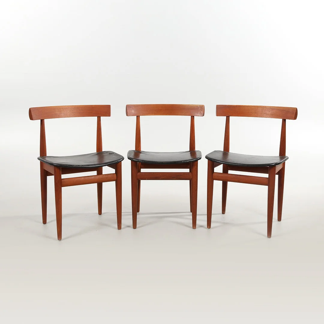 HANS OLSEN (1919-1972) FOR FREM RØJLE. Et sæt på tre firebenede "Roundette" stole af teaktræ, ca. 1960 (3). — Armchairs & Chairs — Bidstrup Auktioner