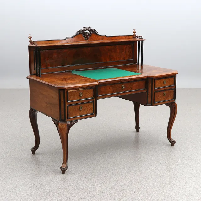 SKRIVBORD MED UPPSATS. Valnöt och valnötsrot. Nyrokoko, 1800-talets andra hälft.
