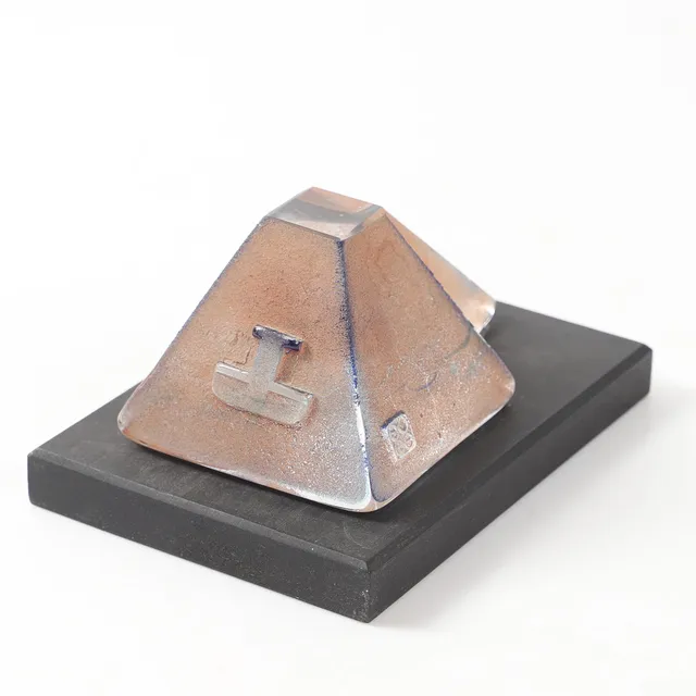 CHRISTIAN VON SYDOW. Skulptur, glas i form av en pyramid på träsockel, Studio von Sydow, signerad.