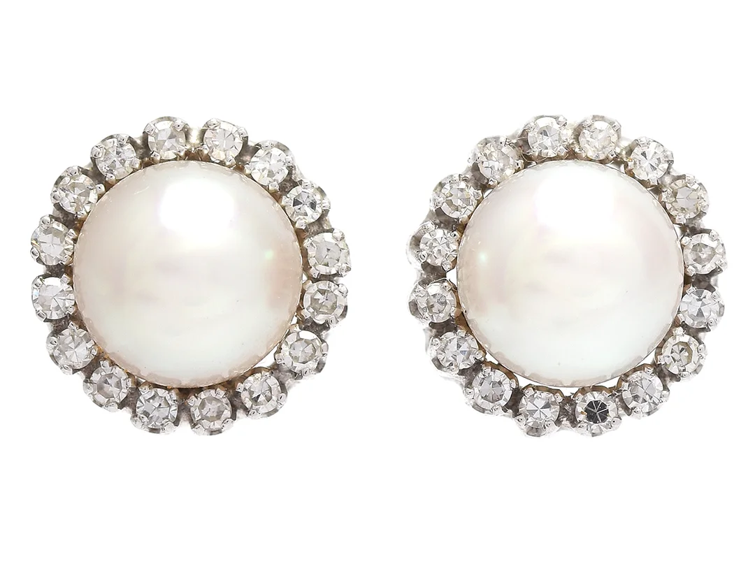 ÖRHÄNGEN, 18K vitguld, odlade pärlor, ca 7 mm, 32 åttkantslipade diamanter 0,16 ctv, Strömdahl, stift, 10 mm, vikt 3,7 g. — Smycken/Örhängen — Kaplans