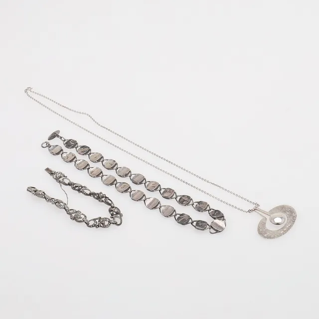 COLLIER, ARMBAND SAMT HALSKEDJA MED HÄNGE, SILVER, BLAND ANNAT FINLAND.