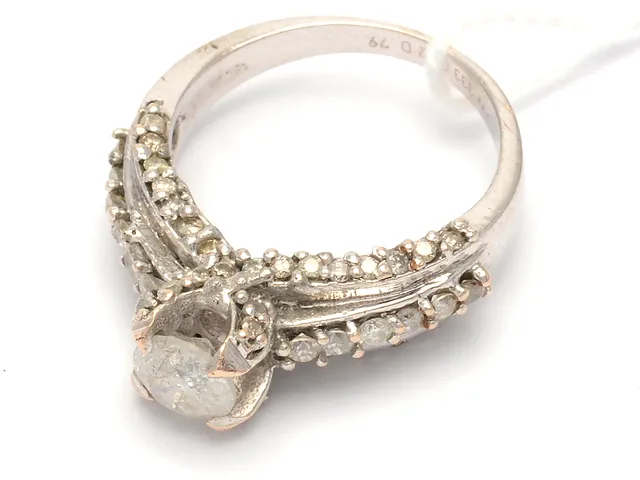 Ring 8K 4,5g Ø16¼, vitguld, med diamanter 39xca.0,005ct 12xca.0,02ct 1xca.0,60ct (P3), en diamant saknas
