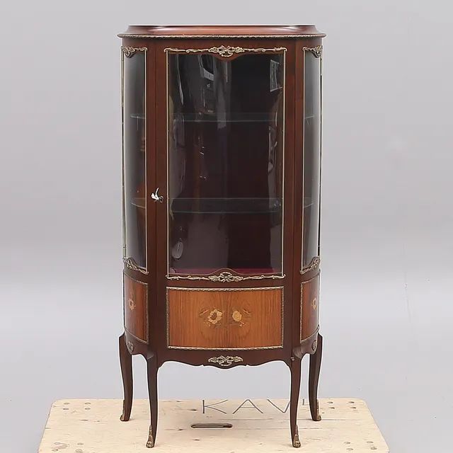VITRINSKÅP, med välvt glas, 1900-tal.