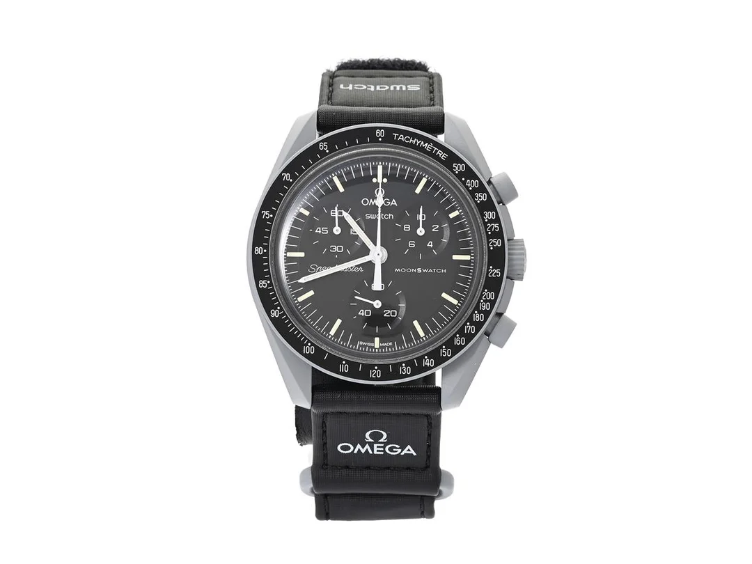SWATCH/OMEGA, MoonSwatch, Mission to Moon, Ref nr. SO33M100, kronograf, herrur, 42 mm, bioceramic, quartz, plexiglas, Velcro-band, cert, juli 2023, box, ytterkartong. — Klockor/Swatch — Kaplans