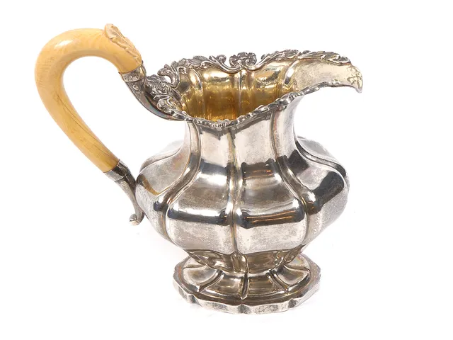 KANNA, silver (875/1000), förgylld insida, handtag i elfenben, höjd 14 cm, vikt 302 g, tillverkarstämpel Hovleverantör Sasikow, kontrollstämplad Andrej Kowalskij, Moskva, Ryssland 1844, liten skada på handtaget.