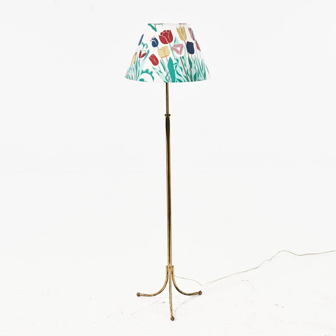 JOSEF FRANK. Golvlampa, modell 2326, mässing, Firma Svenskt tenn. — Floor lights — Stockholms Auktionsverk Magasin 5