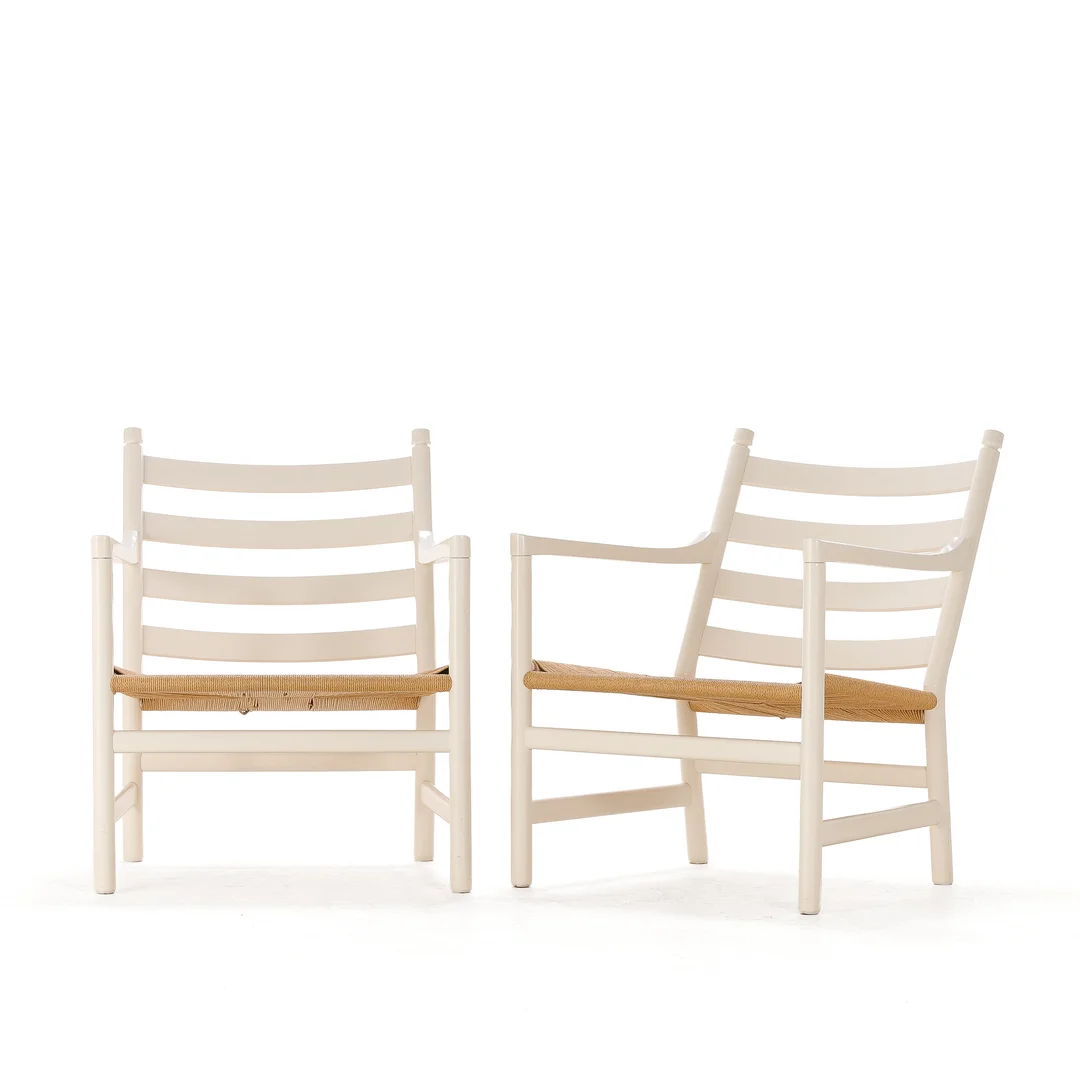Hans J. Wegner: A pair of white lacquered chairs, model CH44 — Furniture/Chairs — Lauritz