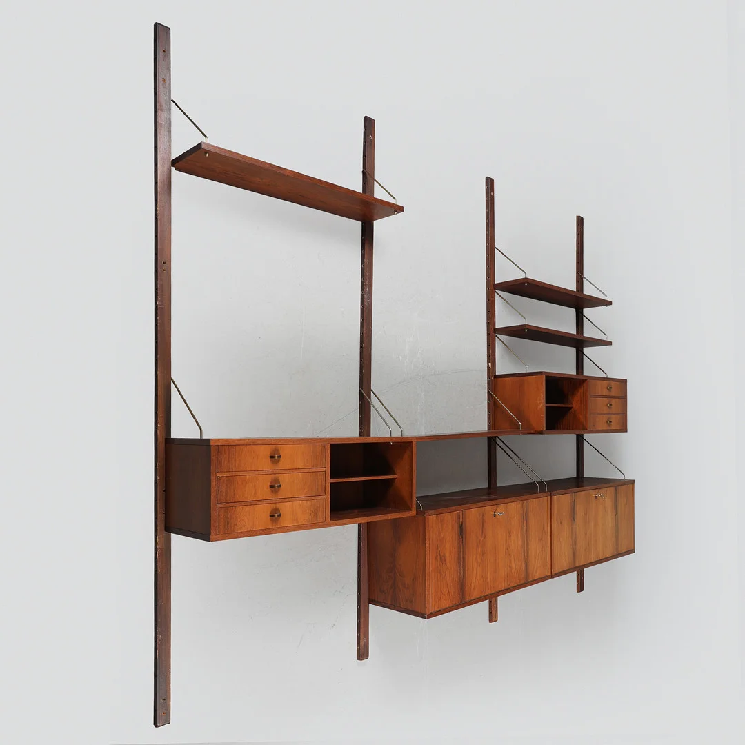 Væghængt reolsystem af palisander, ca. 1960 (12). — Cupboards, Cabinets & Shelves — Bidstrup Auktioner