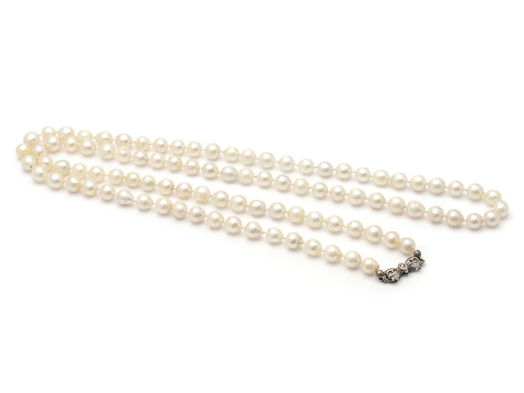 PÄRLCOLLIER, odlade pärlor ca 6-6,5 mm, off round, lås i silver, längd 75 cm, några av pärlorna med skador. — Smycken/Pärlcollier — Kaplans