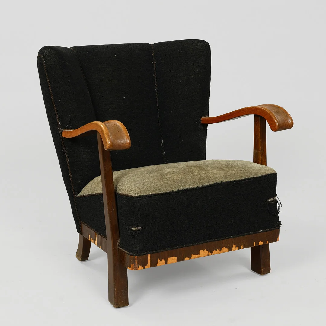 FRITZ HANSEN. TILSKREVET. Lænestol med stel af bejdset bøgetræ, betrukket med uldstof. 1940'erne. — Armchairs & Chairs — Palsgaard Kunstauktioner