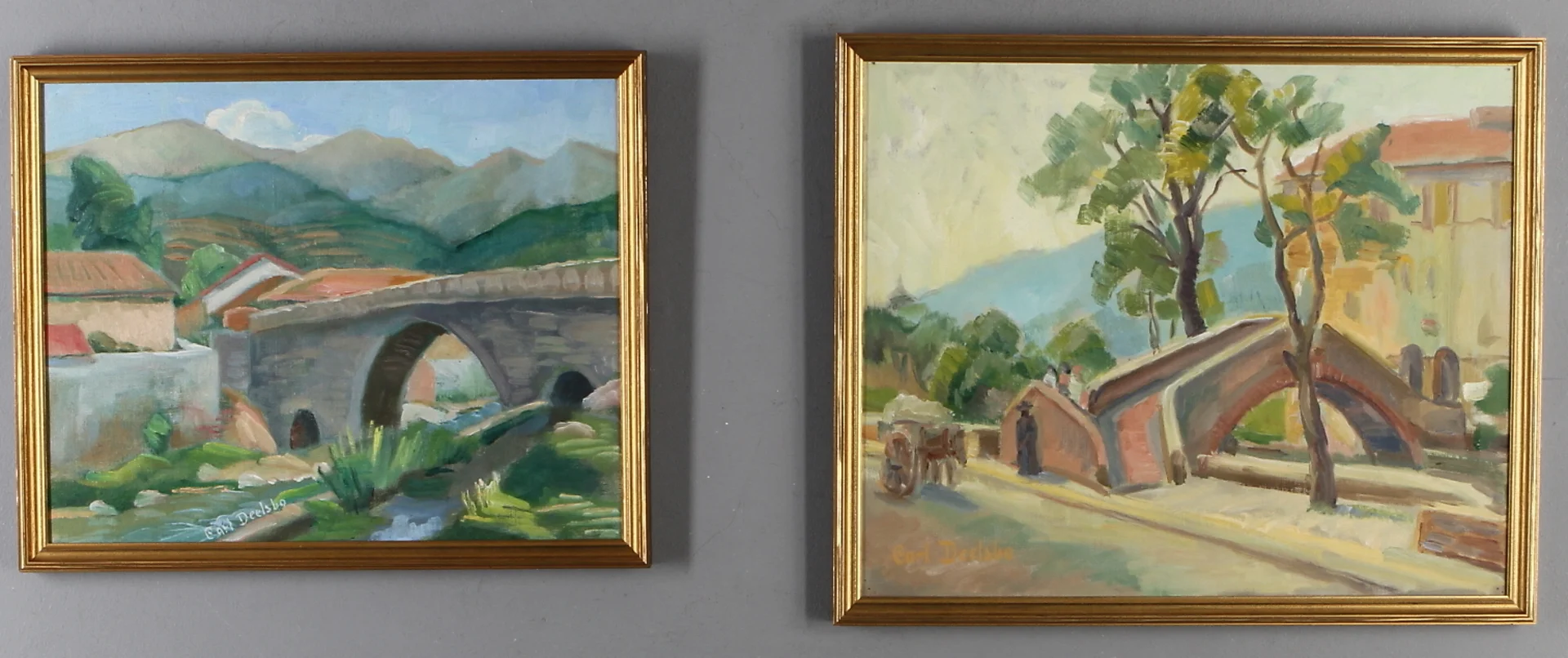 CARL DEELSBO. 2 st, Bymotiv , olja på duk resp. pannå, signerade. — Paintings — Auktionshuset Kolonn