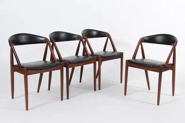 Kai Kristiansen. Et sæt på fire stole, model 31 af teak. (4)