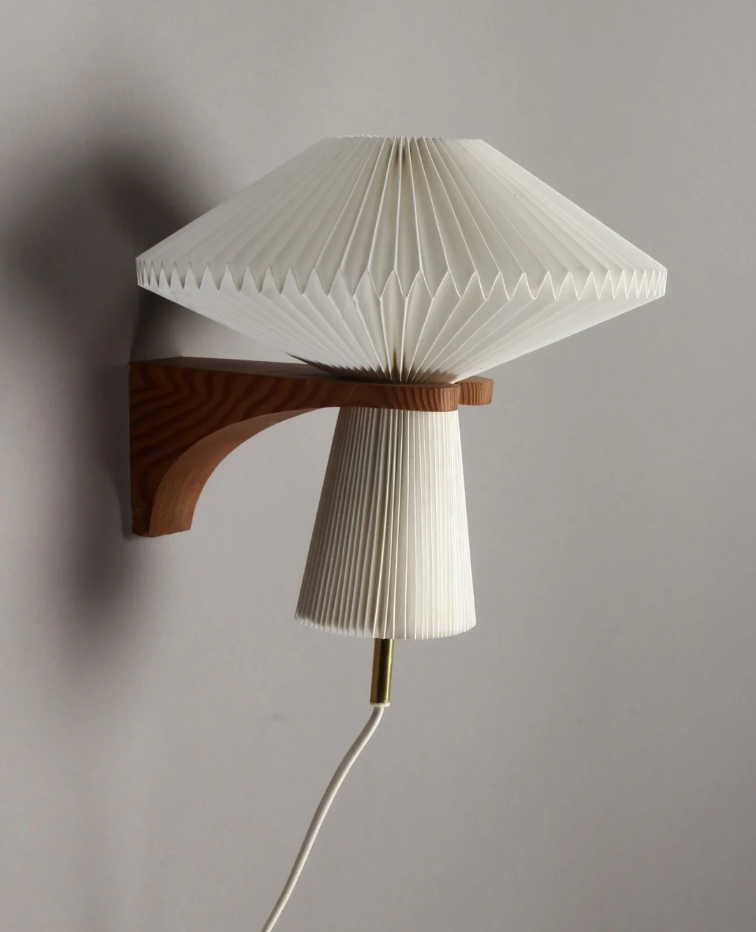 Vilhelm Wohlert for Le klint. Væglampe model 204, 'The Mushroom', pine — Lamps and lighting/Wall lighting — Lauritz