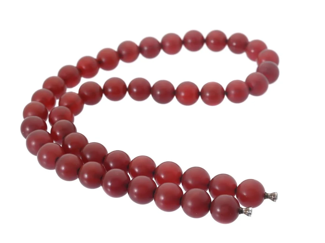OLE LYNGGAARD, collier, karneolkulor, längd 46 cm, utan lås, dobbar, vikt ca 65 g, ej märkt Ole Lyngaard. — Smycken/Collier — Kaplans