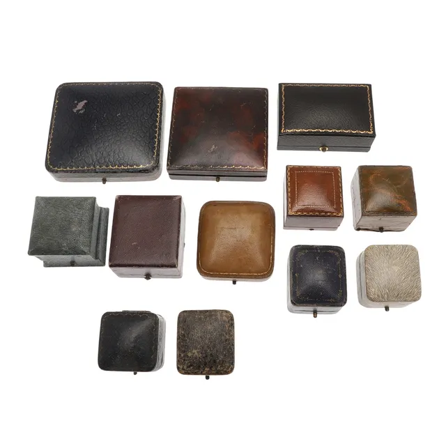 TWELVE ASSORTED VINTAGE RING BOXES AND JEWELLERY BOXES.