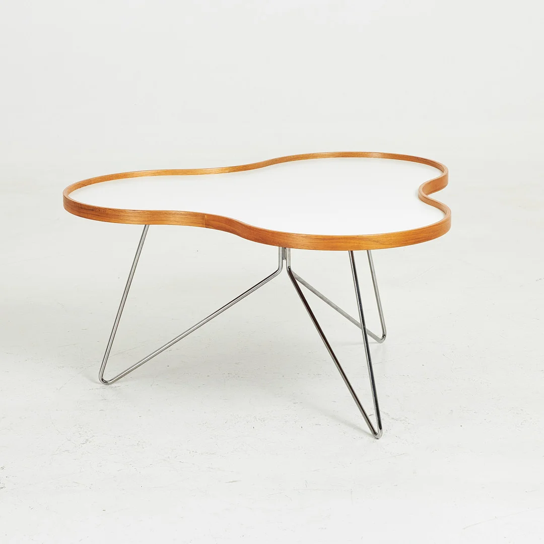 CHRISTINE SCHWARZER. Soffbord, "Flower", vit laminatskiva, benställning i metall, Swedese, etikettmärkt. — Tables — Stockholms Auktionsverk Sickla