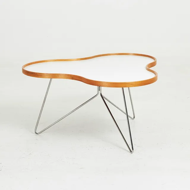 CHRISTINE SCHWARZER. Soffbord, "Flower", vit laminatskiva, benställning i metall, Swedese, etikettmärkt.