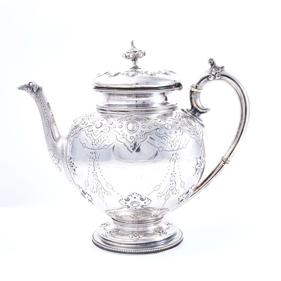 TEKANNA. Silver, London, 1869, isolatorer i handtaget elfenben. — Silver — Stockholms Auktionsverk Sickla