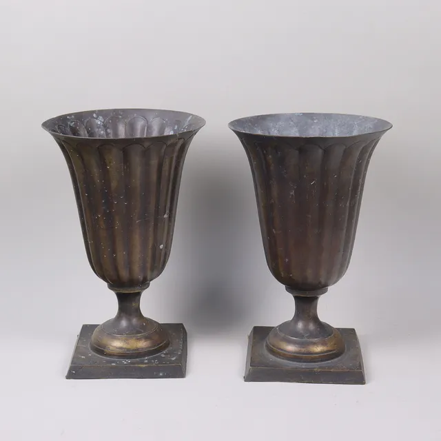 URNOR / YTTERFODER, patinerad metall, 2000-tal, 1 par.
