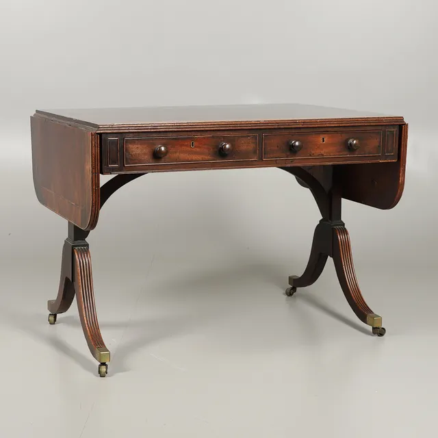 A REGENCY MAHOGANY AND ROSEWOOD BANDED SOFA TABLE IN THE MANNER OF GILLOWS.