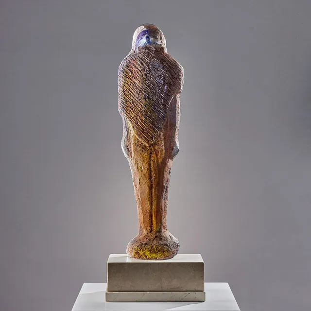 BJÖRN EKEGREN. Skulptur, sangjuten, i form av shabti, polykrom insmält dekor.
