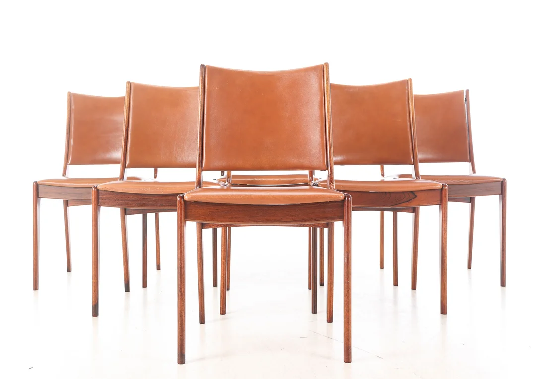 Johannes Andersen. Six dining chairs in rosewood and cognac-colored leather (6) — Furniture/Chairs — Lauritz