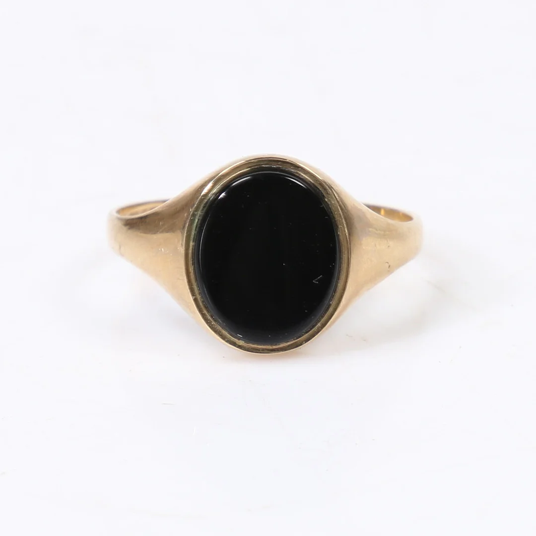 9CT GOLD ONYX SIGNET RING. — Rings — Bishop & Miller