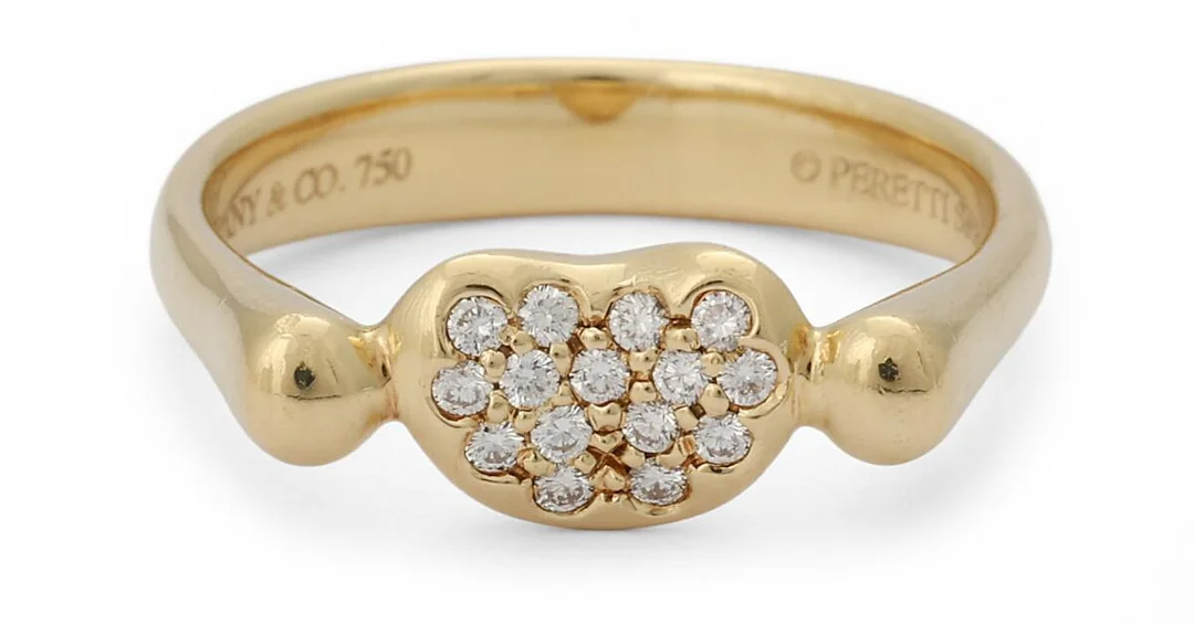A “Bean” diamond ring set with numerous brilliant-cut diamonds weighing a total of app. 0.15 ct, mounted in 18k gold. Colour: G-H. Clarity: VVS-VS. Design by Elsa Peretti. Weight app. 3 g. W. 5 mm. Size 49. — Jewellery/Rings — Bruun Rasmussen